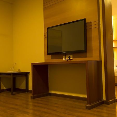 Hotel Sri Sakthi Tiruppur Bagian luar foto