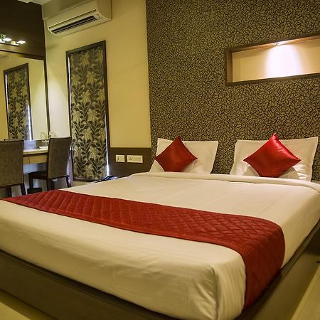 Hotel Sri Sakthi Tiruppur Bagian luar foto