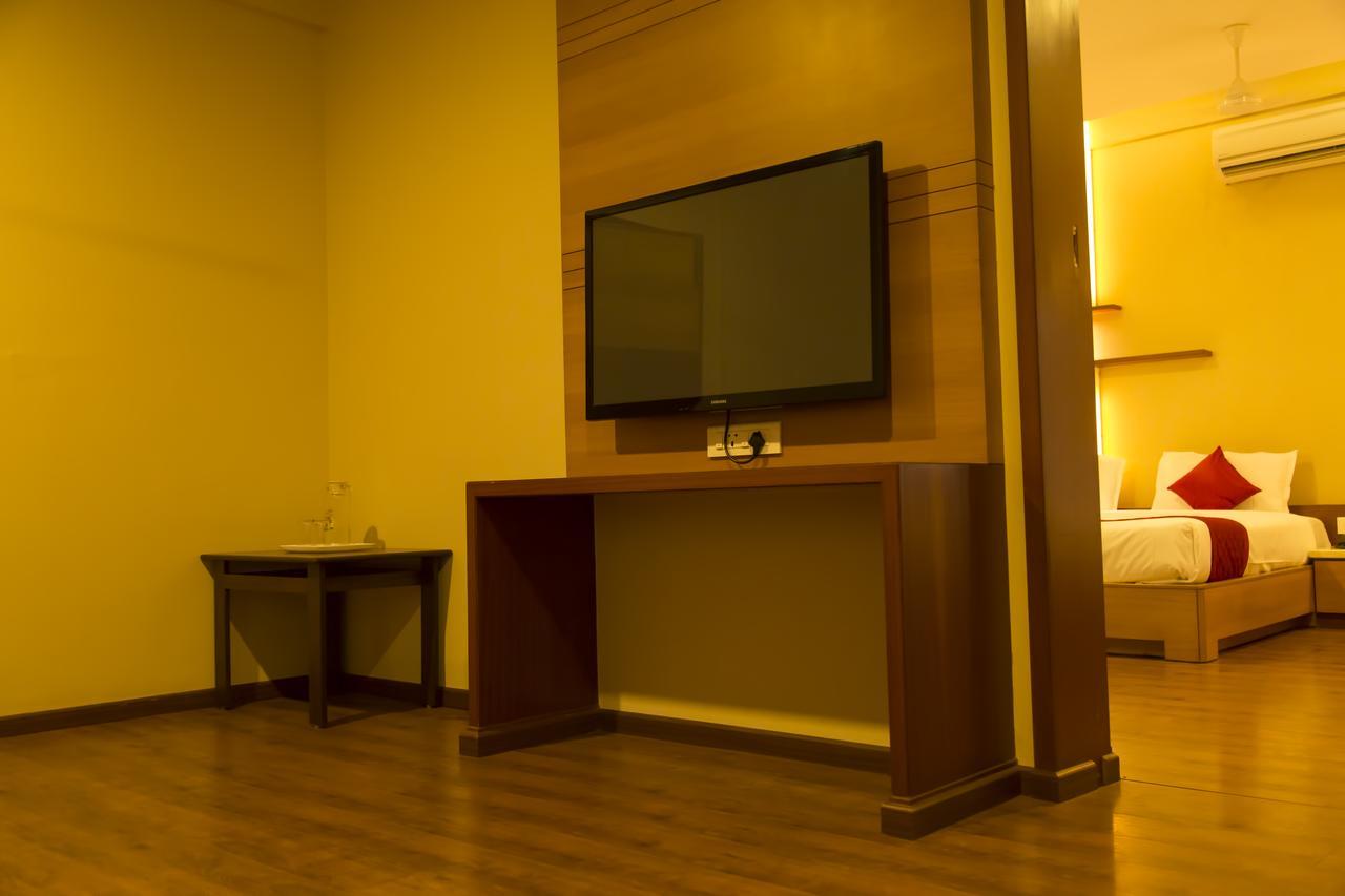 Hotel Sri Sakthi Tiruppur Bagian luar foto