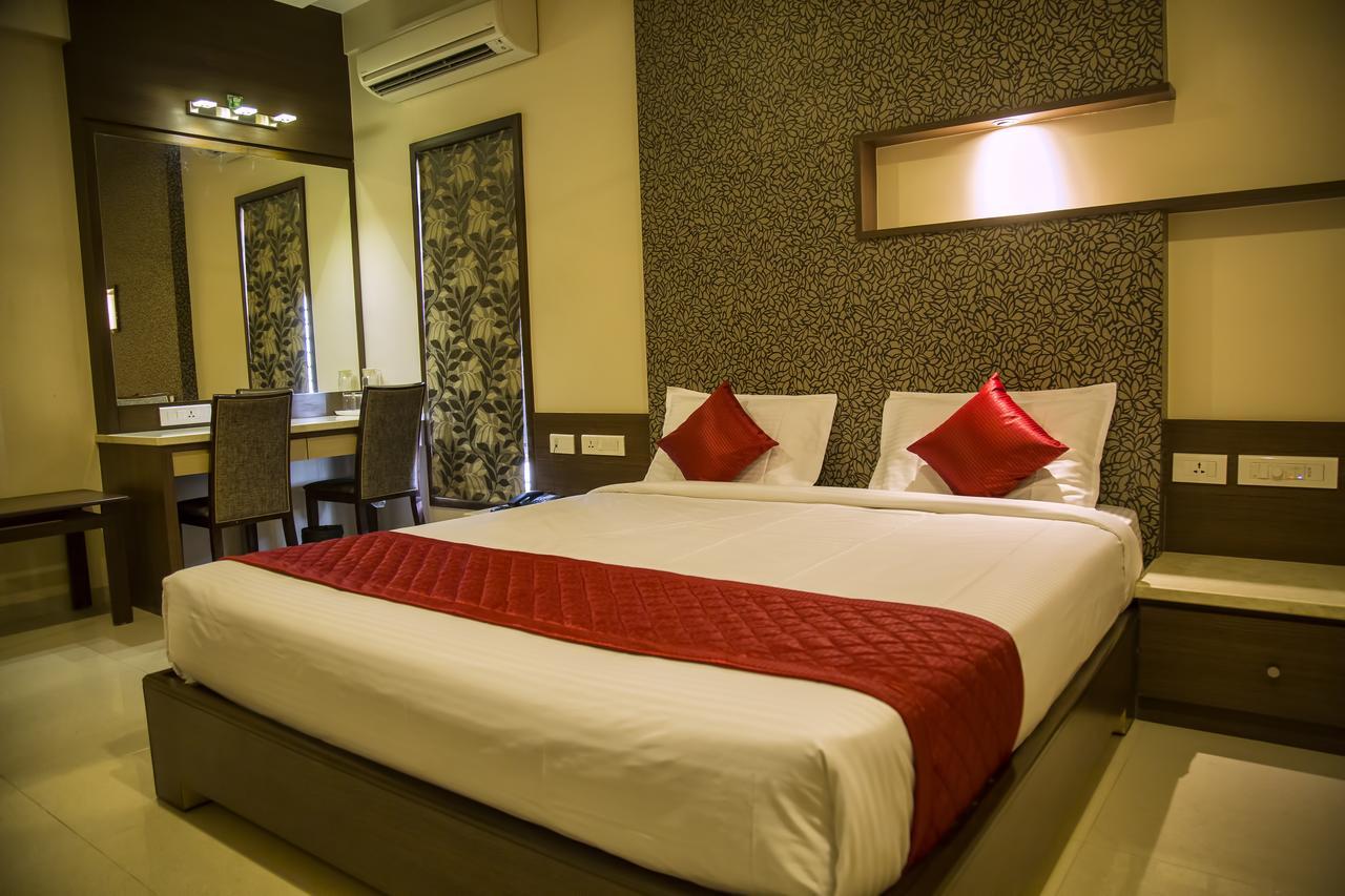 Hotel Sri Sakthi Tiruppur Bagian luar foto