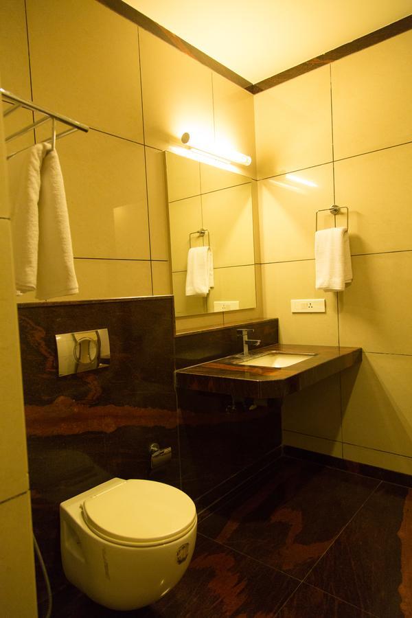 Hotel Sri Sakthi Tiruppur Bagian luar foto