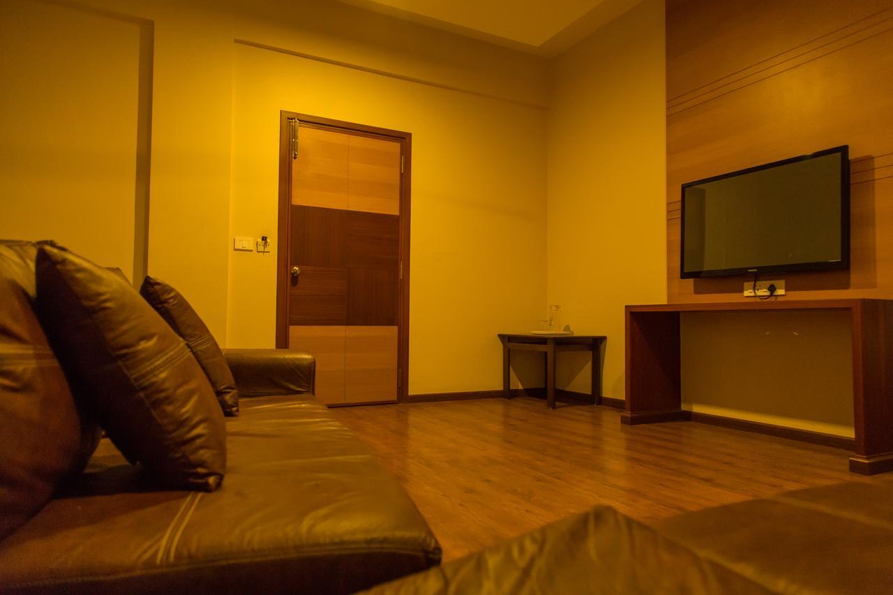 Hotel Sri Sakthi Tiruppur Bagian luar foto