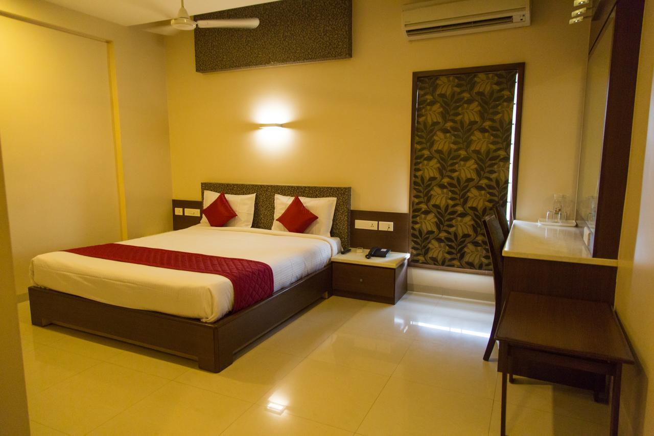Hotel Sri Sakthi Tiruppur Bagian luar foto